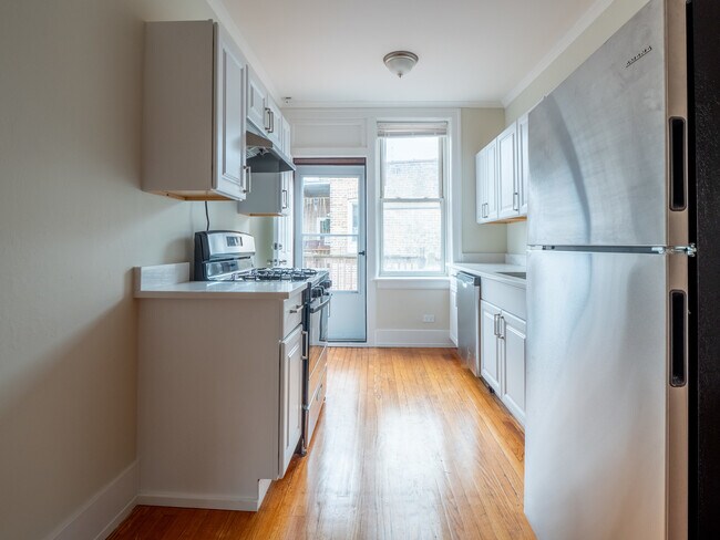 Building Photo - 7371 N Damen Ave