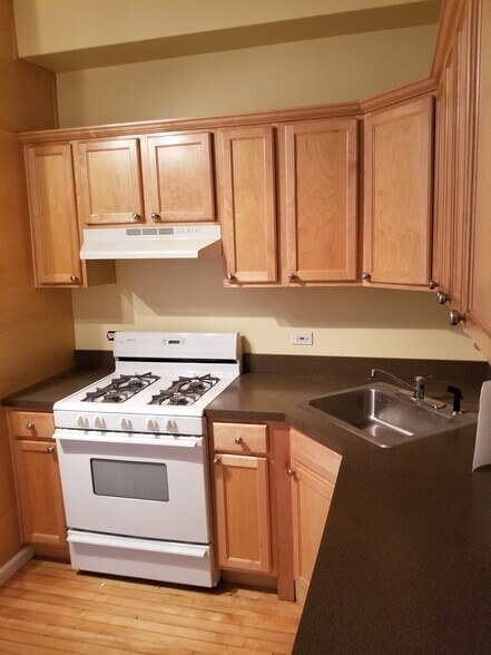 Building Photo - 1746 W Nelson St