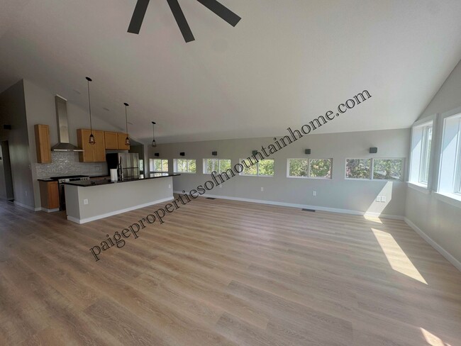 Building Photo - 133 CR 606