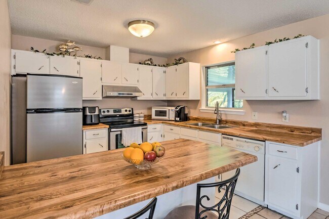 Building Photo - 1223 Redwood Ln