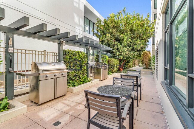 Building Photo - 475 Redwood St