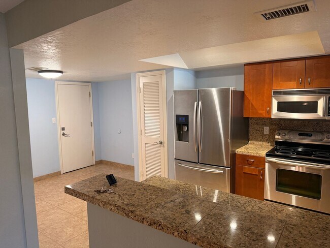 Building Photo - 7850 E Granada Rd