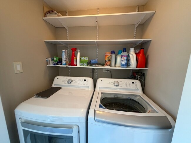 Building Photo - 460 Meadow Hill Ln