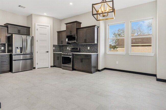 Building Photo - 208 Silverleaf Rd