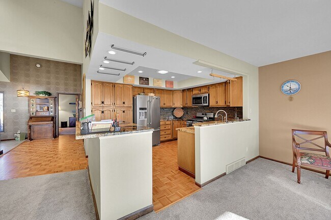 Building Photo - Backs to private lake with mountain views