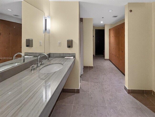 Building Photo - 2681 N Flamingo Rd