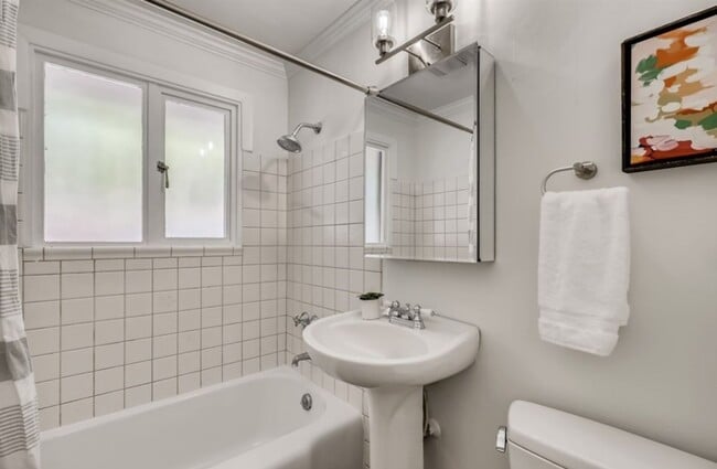 Building Photo - 3Bd/1.75Ba Seattle House