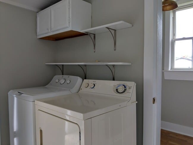 Building Photo - Adorable farmhouse ready for new long term...