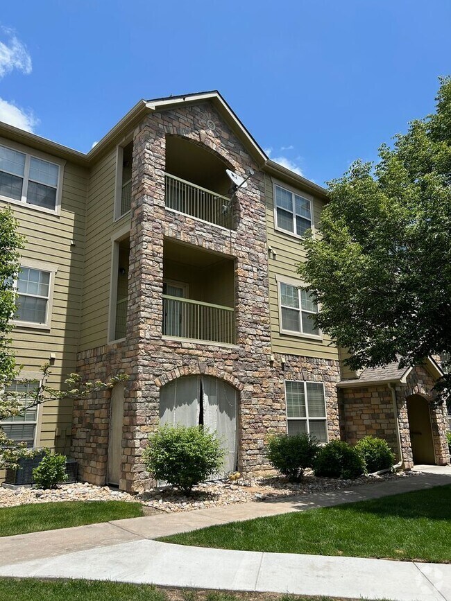 Building Photo - Stunning Two Bedroom Condo