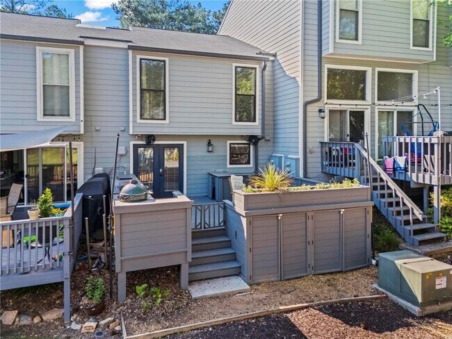 Building Photo - 1028 Riverbend Club Dr SE