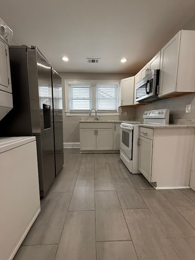 Building Photo - 3 Bed 1 bath in Atlanta!