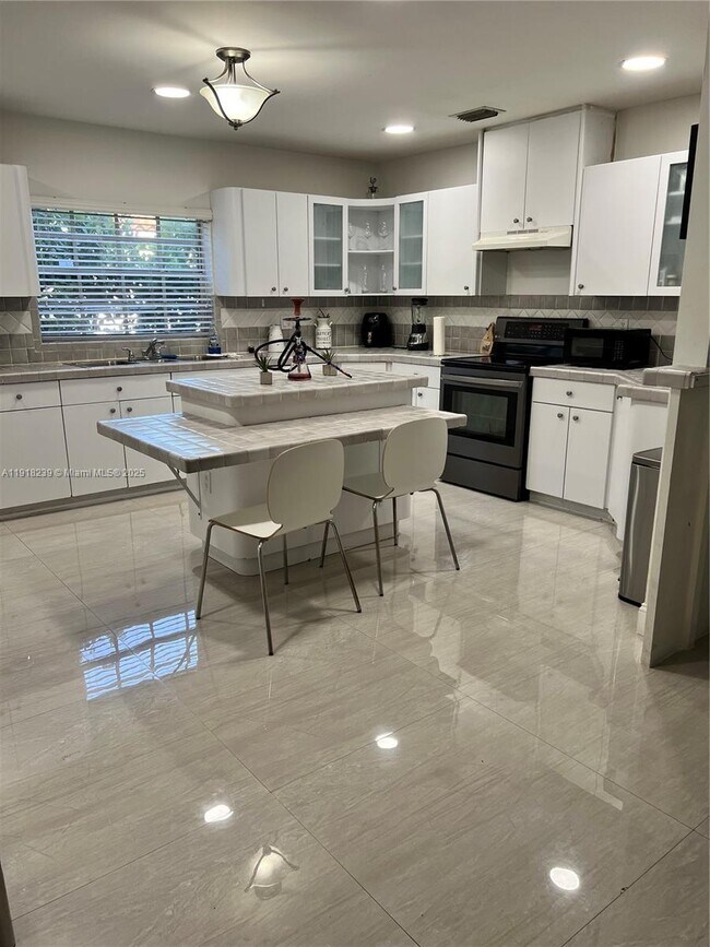 Building Photo - 6284 SW 26th St