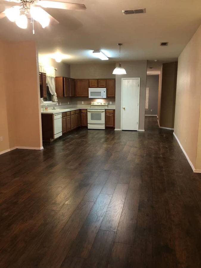 spacious kitchen & family room - 3505 Cattlebaron Dr