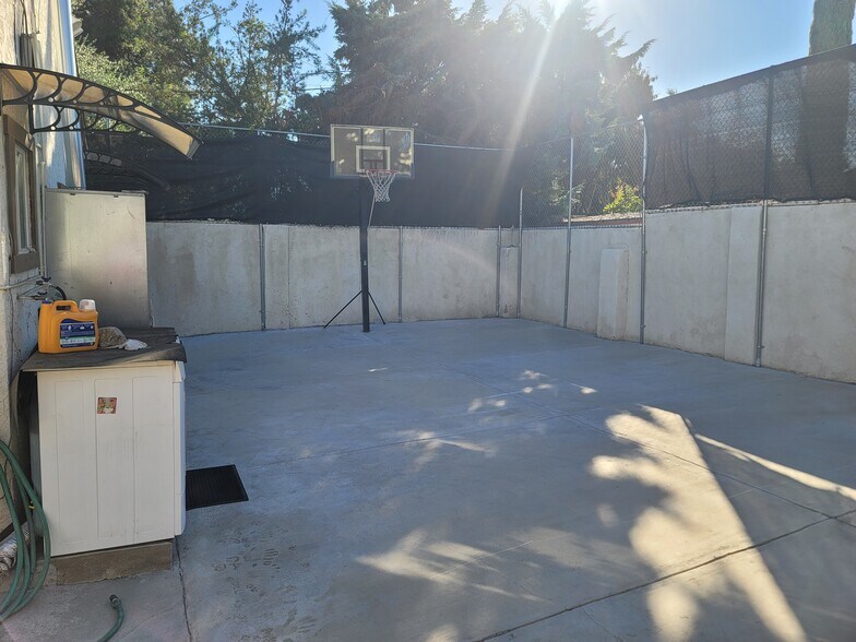 Building Photo - 12877 Glenoaks Blvd