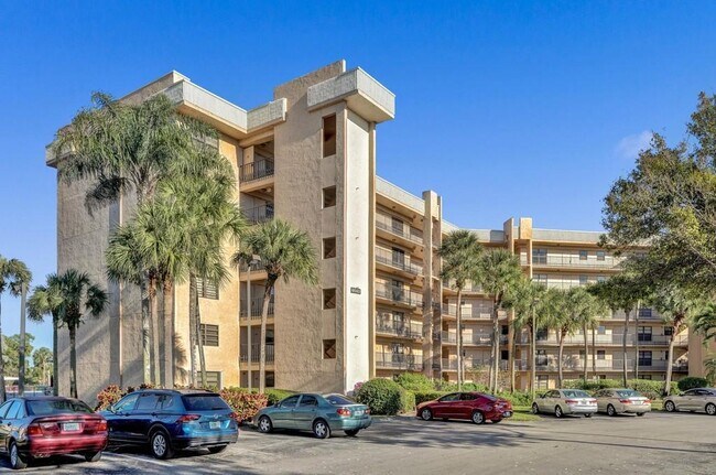 Building Photo - 4640 Lucerne Lakes Blvd