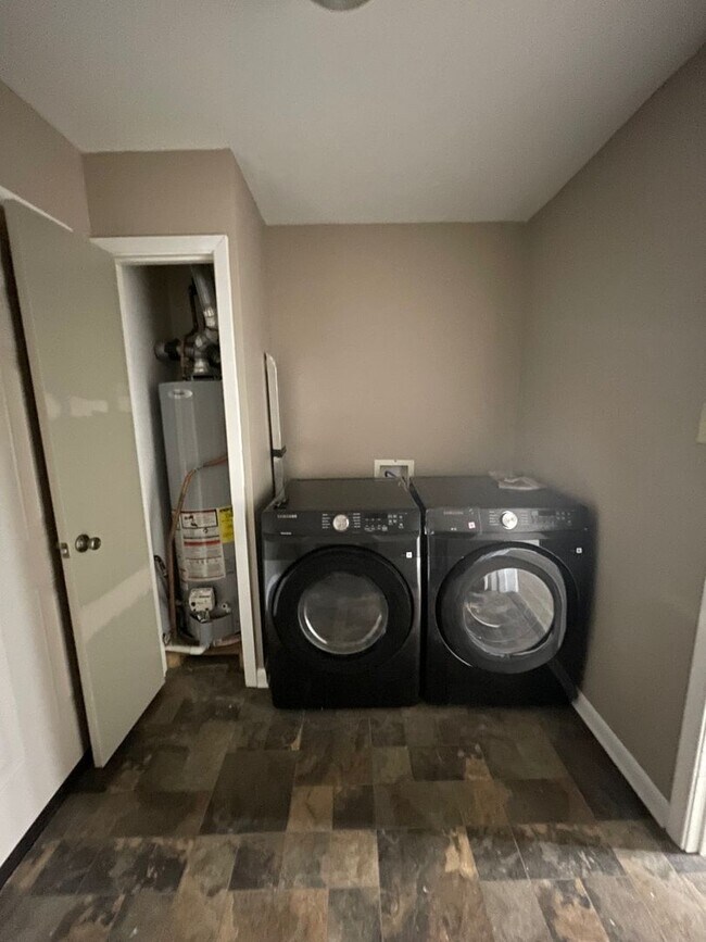 Building Photo - RECENTLY UPDATED SPECIAL