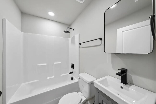 Building Photo - 2213 Garden Pl