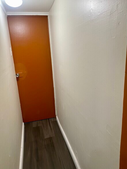 Building Photo - 915 N 66th St
