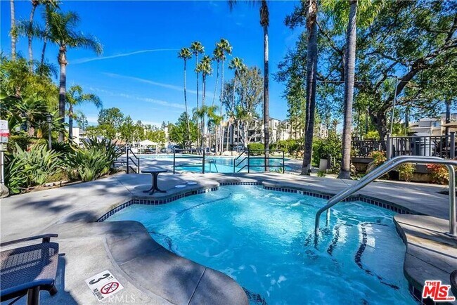 Building Photo - 5565 Canoga Ave