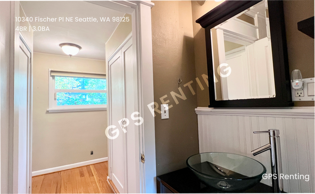 Building Photo - 10340 Fischer Pl NE