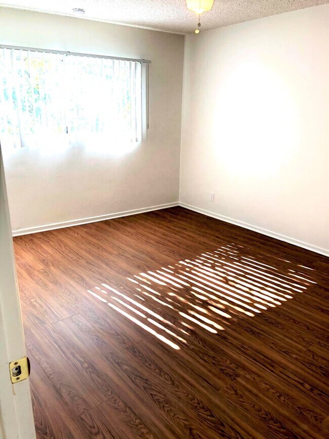 Building Photo - Large, spacious and bright 1bd/1ba central to everything!