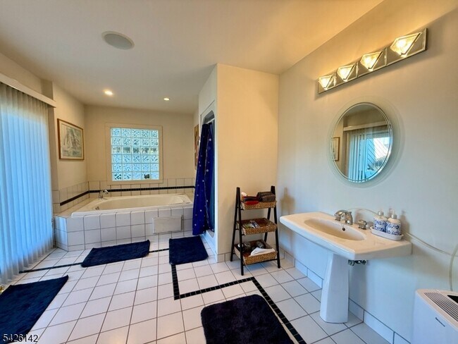 Building Photo - 73 Forest Lake Dr