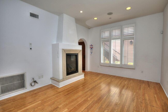 Building Photo - Downtown Luxury One Bedroom with Private Garage