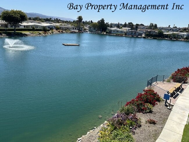 Building Photo - Premier Sherwood Lakes Location – Upstairs End Unit with Stunning Lake & Mountain Views