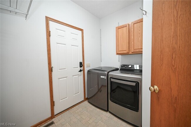 Building Photo - 320 Chadwick Dr
