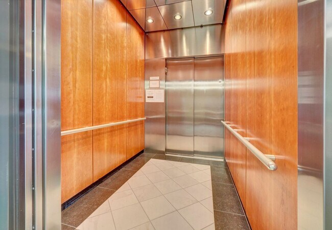 Building Photo - Super-Cool Lower Penthouse Condo Available 05-07-26!! Secured Entry, Garage Parking, Pet-Friendly!