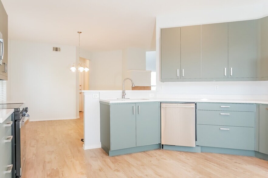 Building Photo - 9867 Walnut Hill Dr