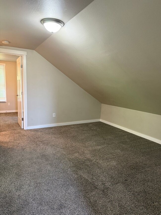 Building Photo - 3 Bedroom Home For Rent
