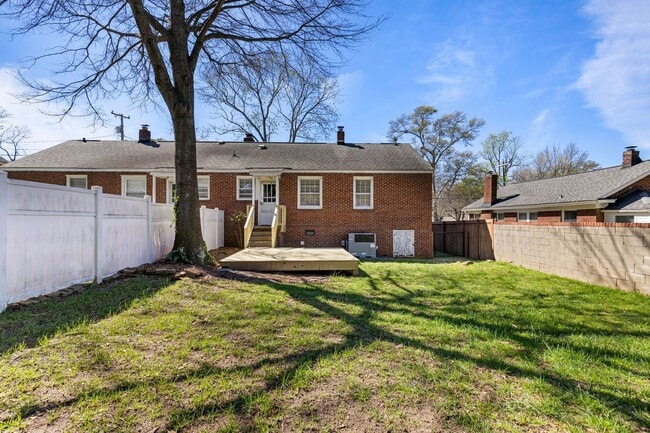 Building Photo - 202 Robinson St