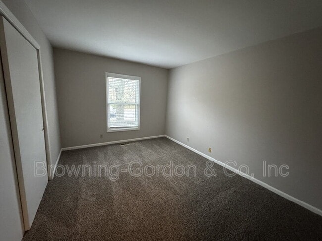 Building Photo - 5025 Hillsboro Dr