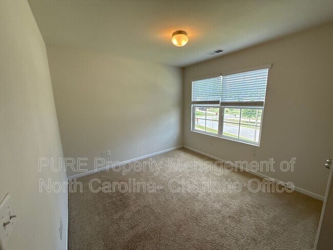 Building Photo - 613 Oak Forest Lane