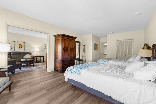 Building Photo - Furnished Resort 2/2 Condo, on Golf Course, Lake Views