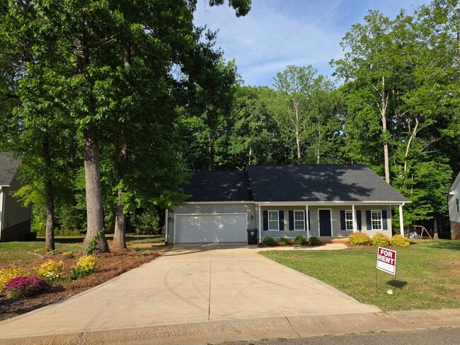 Building Photo - 2230 Evergreen Dr