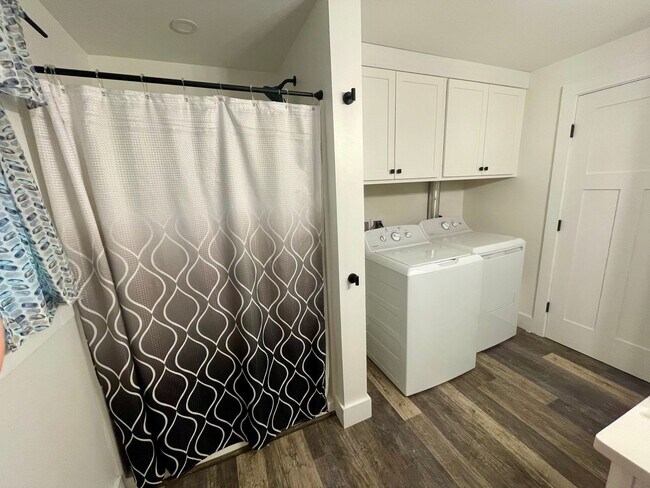 Building Photo - New 3 bed, 3 bath house with in law apt on...
