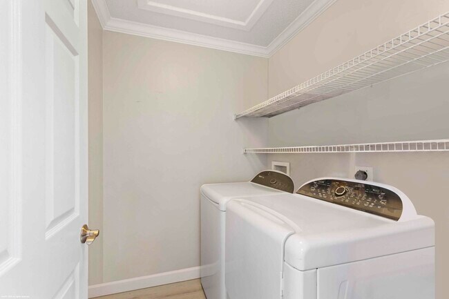 Building Photo - 23 Lexington Ln W