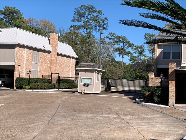 Building Photo - 2230 S Piney Point Rd