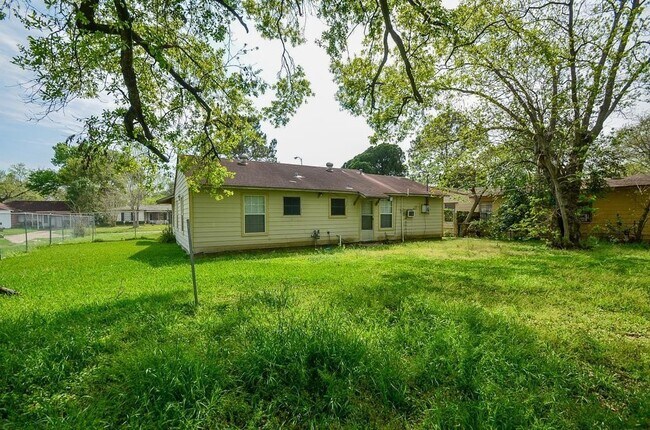 Building Photo - 5515 Flamingo Dr