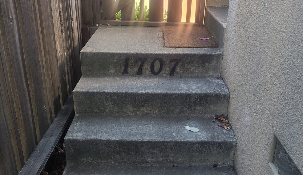 Building Photo - 1707 Sacramento St