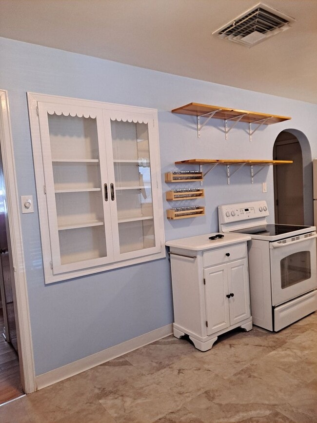 Building Photo - ALL PROSPECTIVE TENANTS MUST SUBMIT A $58 NON-REFUNDABLE APPLICATION FEE PER APPLICANT ONLINE AND...