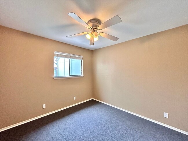 Building Photo - Beautiful 3BR/2BA Two-Level Home with Tall...