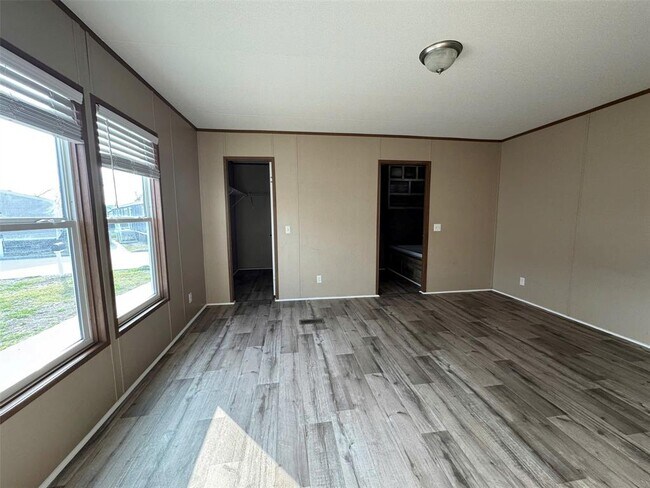 Building Photo - 16206 Wood Dr