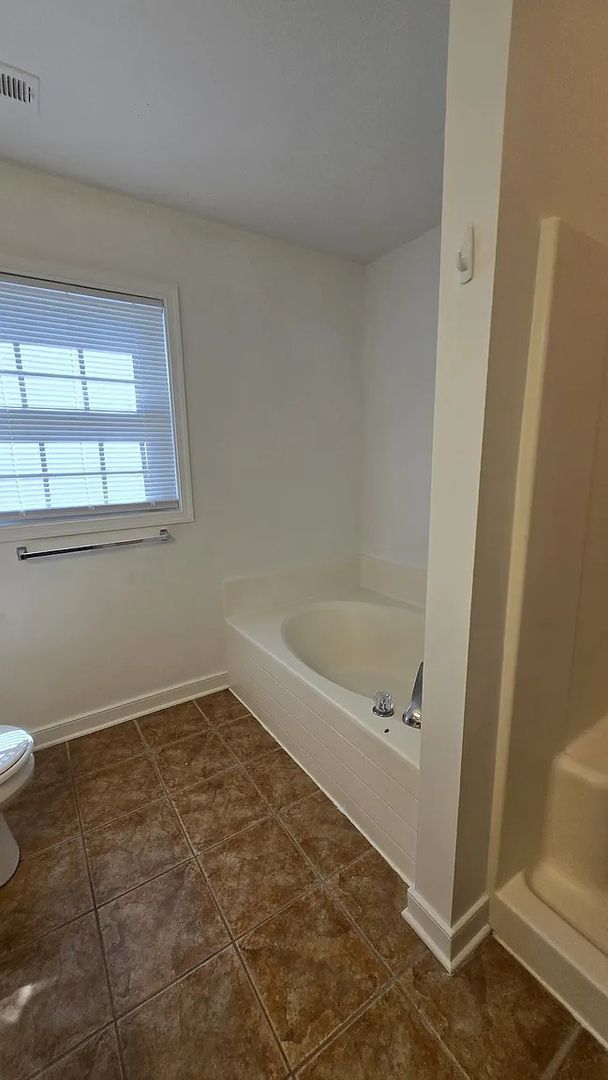 Building Photo - 5591 Scotsview Dr