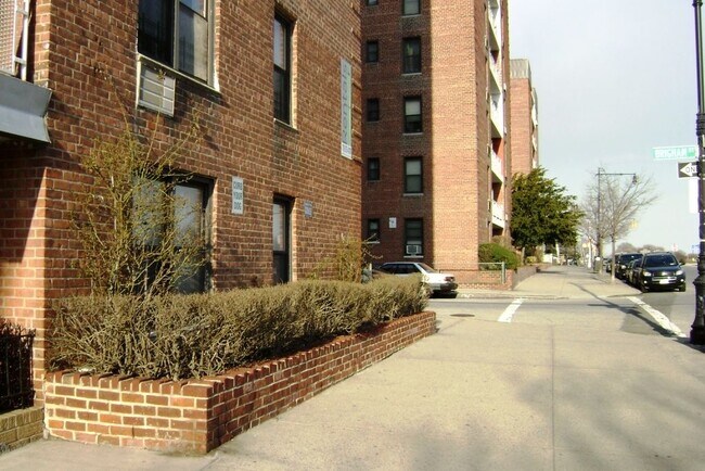 Building Photo - 3205 Emmons Ave