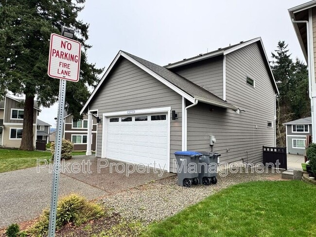 Building Photo - 2402 Seringa Ave