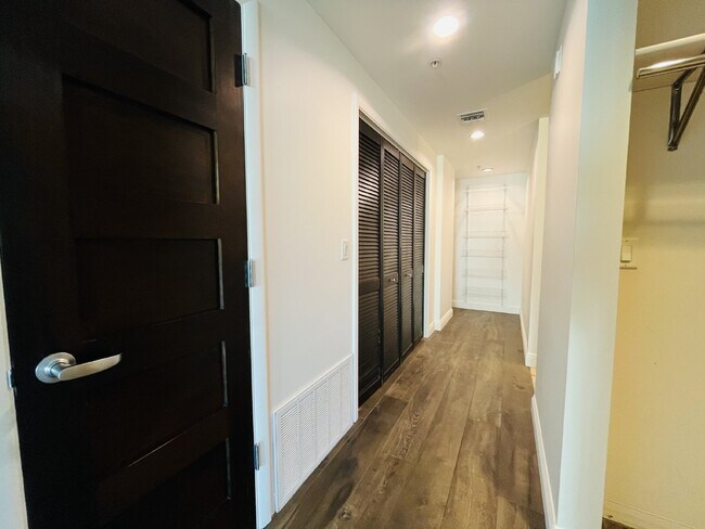 Building Photo - "Discover Urban Elegance: Spacious 1417 Sq Ft Studio Condo in the Heart of Phoenix!"