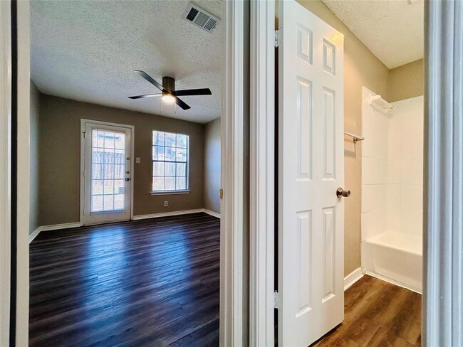 Building Photo - 9400 Kempler Dr